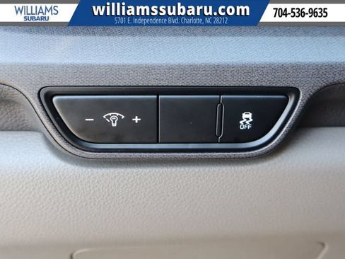 Used 2025 Kia Carnival EX FWD image 20