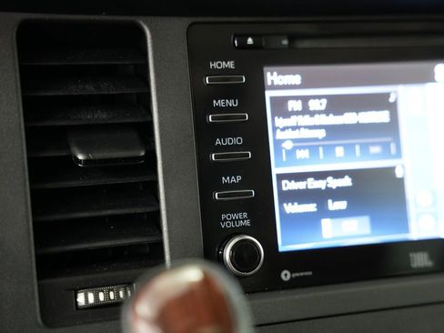 Used 2018 Toyota Sienna Limited Premium image 25