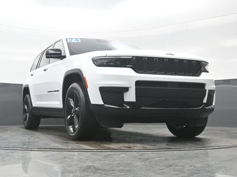 Used 2024 Jeep Grand Cherokee L Altitude image 32