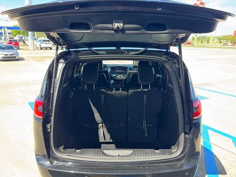 Used 2025 Chrysler Pacifica Limited FWD image 7