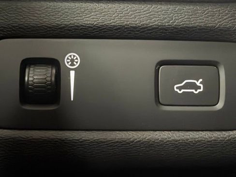 Used 2020 Volvo XC60 T5 Momentum w/ Protection Package Premier image 15