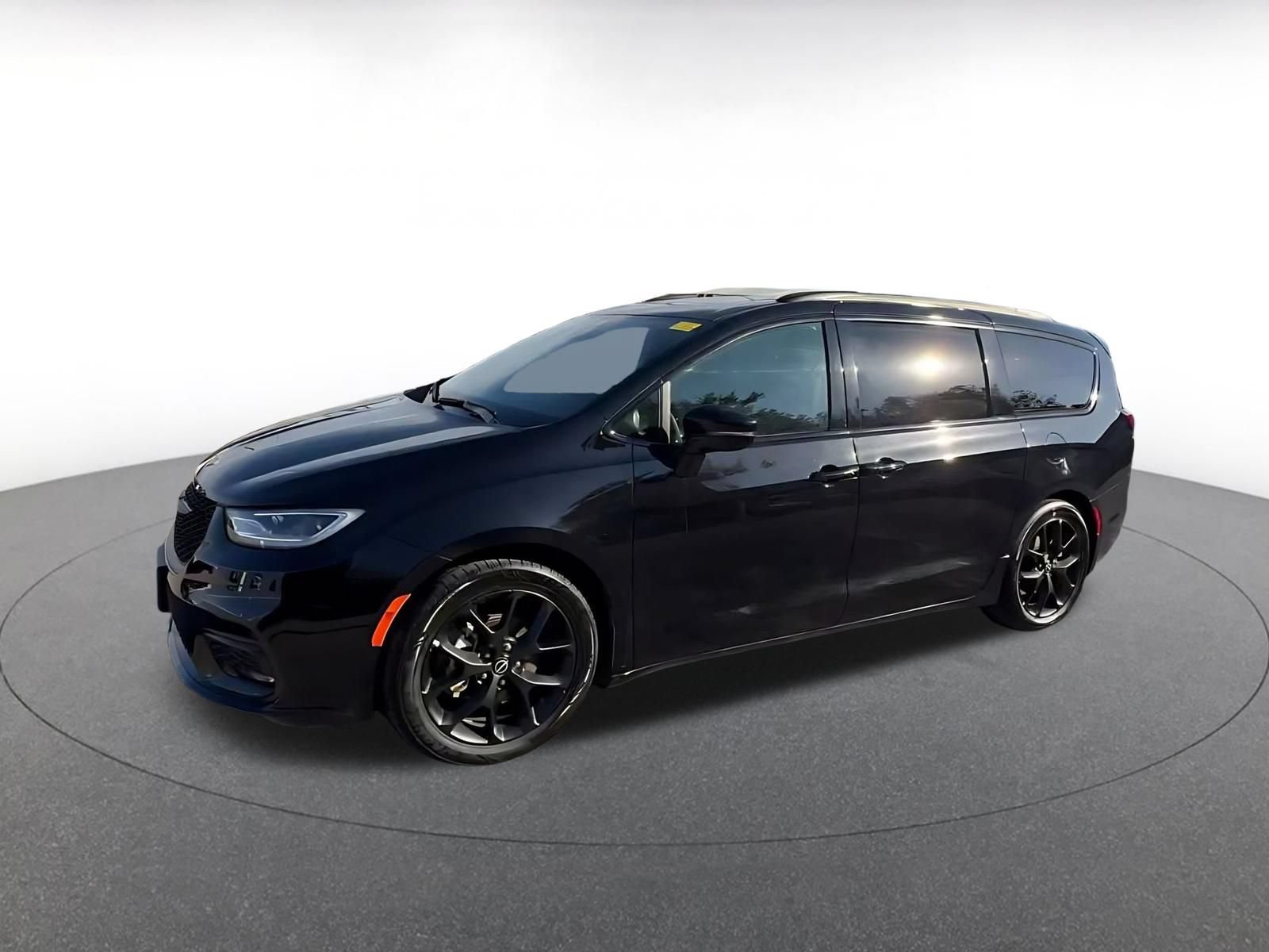 Used 2025 Chrysler Pacifica Limited FWD image 7