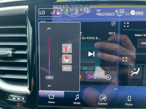 Used 2025 Chrysler Pacifica Select image 35