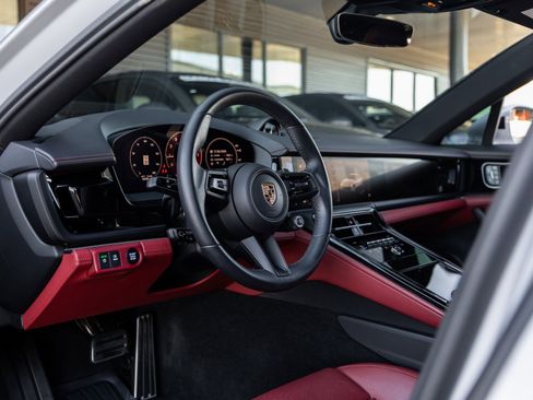Used 2024 Porsche Panamera 4 image 4