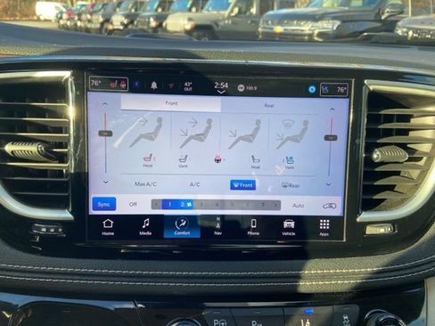 Used 2022 Chrysler Pacifica Limited image 25