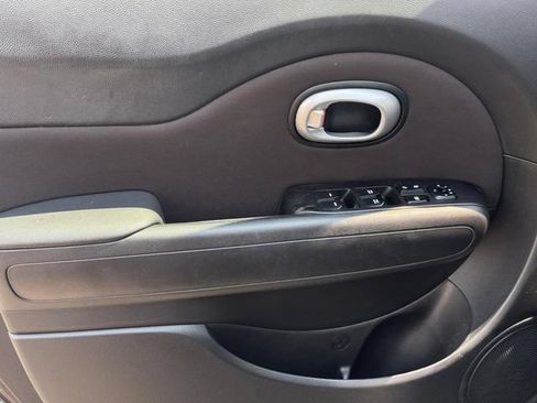 Used 2016 Kia Soul + FWD image 14