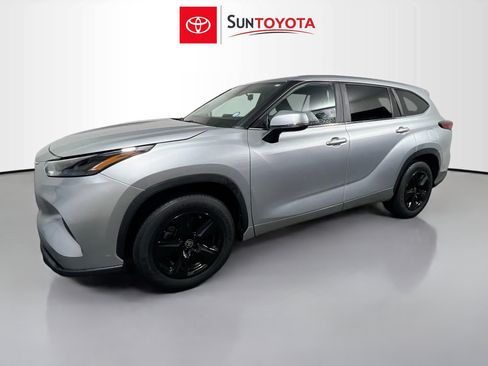 Used 2023 Toyota Highlander LE FWD image 9