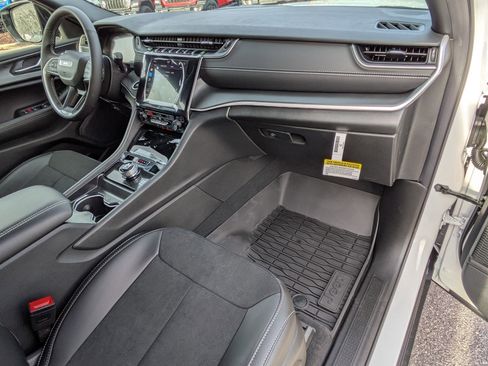 New 2025 Jeep Grand Cherokee L Altitude image 28