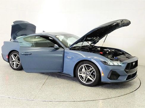 Used 2025 Ford Mustang GT RWD image 9