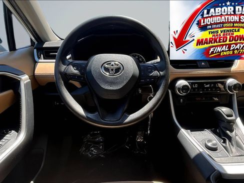 Used 2021 Toyota RAV4 LE AWD/4WD image 9