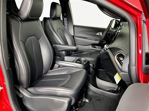 New 2026 Chrysler Pacifica Select image 12