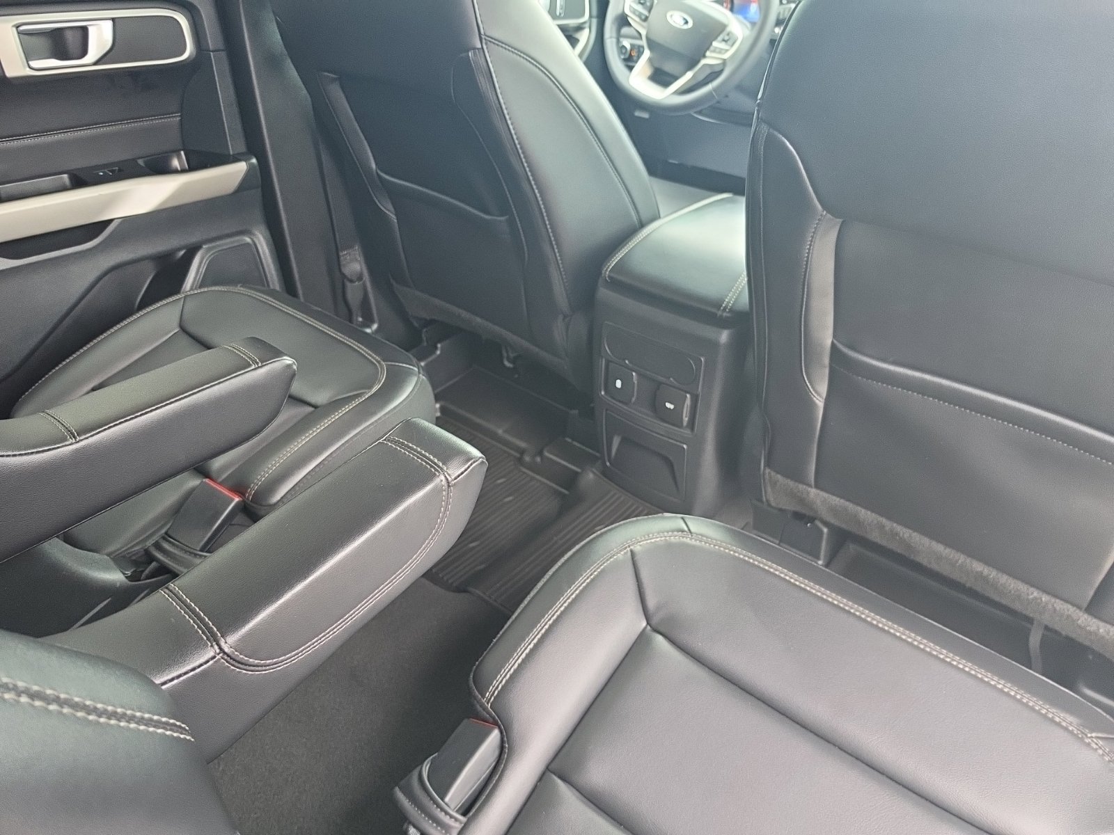 Used 2023 Ford Explorer XLT w/ Equipment Group 202A AWD/4WD image 17