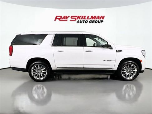 Used 2022 GMC Yukon XL SLT w/ SLT Luxury Package image 8