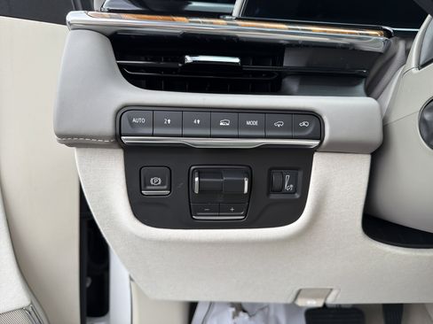 Used 2024 Cadillac Escalade Premium Luxury Platinum image 12