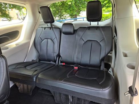 Used 2023 Chrysler Pacifica Touring-L FWD image 12