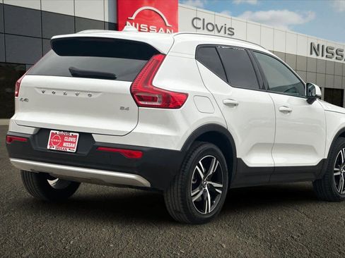 Used 2023 Volvo XC40 B4 Core w/ Convenience Package image 3