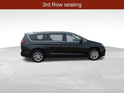 Used 2023 Chrysler Pacifica Touring-L FWD image 8