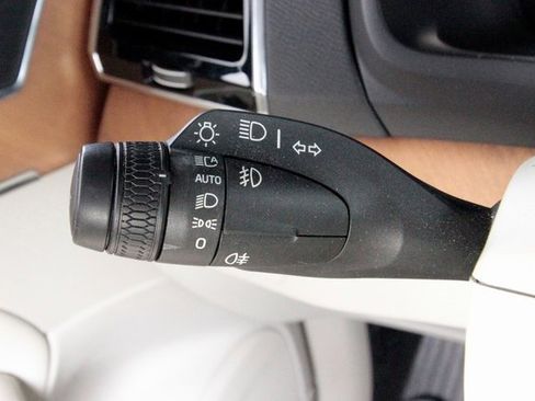 Certified 2022 Volvo XC90 T6 Momentum w/ Advanced Package image 19