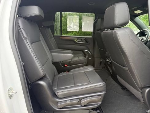 Used 2025 GMC Yukon XL Denali AWD/4WD image 17