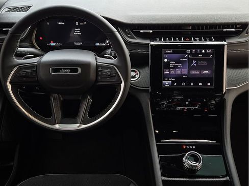 Used 2025 Jeep Grand Cherokee Altitude image 11