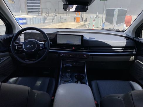 Used 2025 Kia Carnival FWD image 2