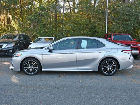 Used 2018 Toyota Camry SE image 2