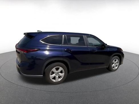 Used 2025 Toyota Highlander LE FWD image 15