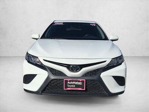 Used 2019 Toyota Camry SE image 2
