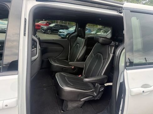 Used 2025 Chrysler Pacifica Limited FWD image 8