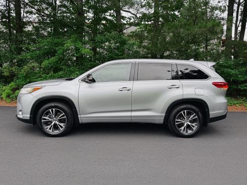 Used 2017 Toyota Highlander Plus w/ Carpet Mat Package AWD/4WD image 3