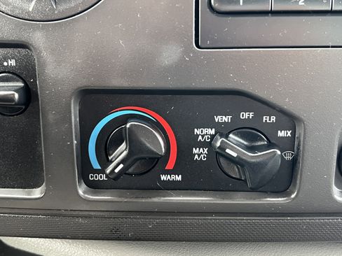 Used 2017 Ford E-350 and Econoline 350 Super Duty image 16