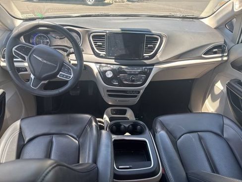 Used 2023 Chrysler Pacifica Touring-L FWD image 8