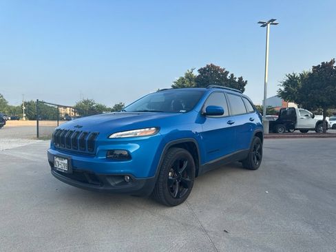 Used 2018 Jeep Cherokee Latitude w/ Altitude Package FWD image 1