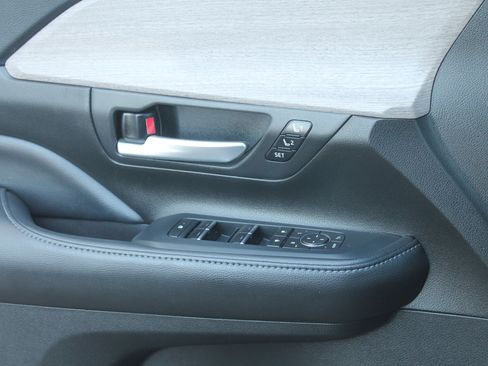 Used 2024 Toyota Grand Highlander AWD image 12