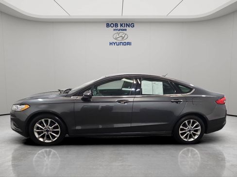 Used 2017 Ford Fusion SE w/ Fusion SE Technology Package FWD image 2