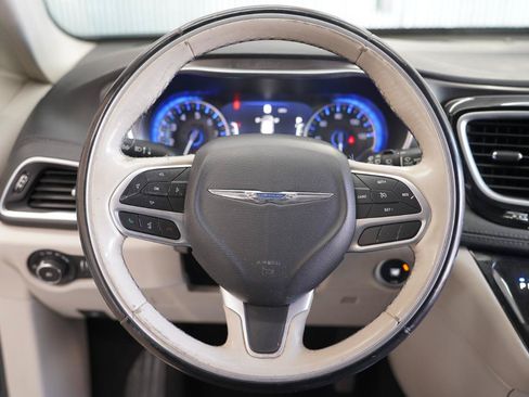 Used 2018 Chrysler Pacifica Limited FWD image 12