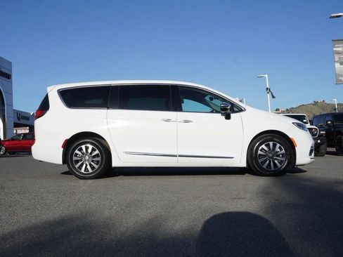 Certified 2023 Chrysler Pacifica Limited image 3