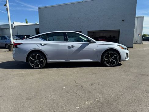 Used 2025 Nissan Altima 2.5 SR w/ SR Premium Package image 4