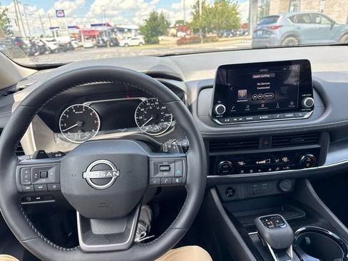 Used 2026 Nissan Rogue SV AWD/4WD image 2