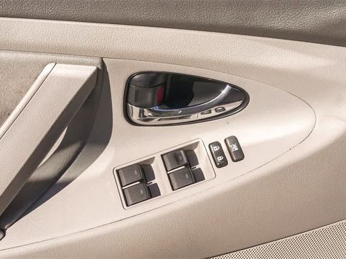 Used 2011 Toyota Camry LE image 19