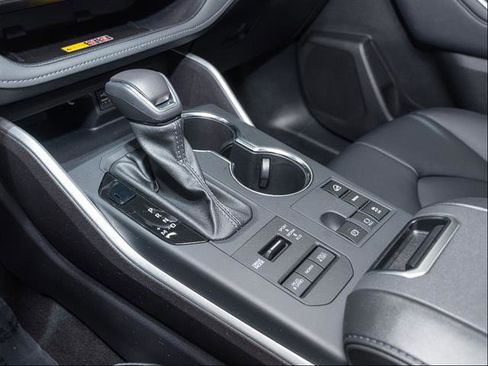 Used 2025 Toyota Highlander XLE image 16