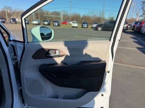 Used 2019 Chrysler Pacifica Touring Plus w/ Advanced Safetytec Group image 21