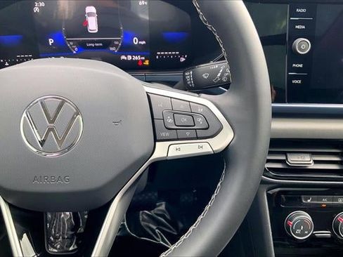 Used 2023 Volkswagen Taos SE w/ Panoramic Sunroof Package image 19