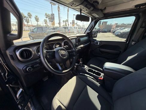 Used 2018 Jeep Wrangler Unlimited Sport image 12