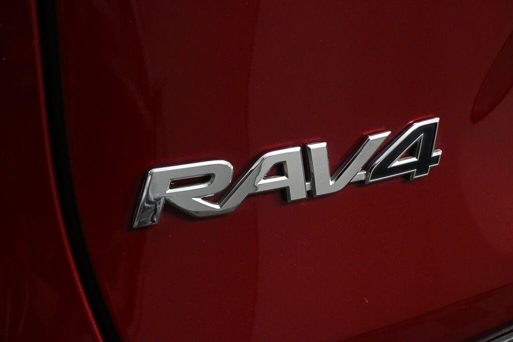 Used 2020 Toyota RAV4 XLE Premium FWD image 27