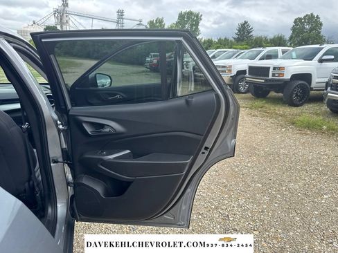 Used 2025 Chevrolet Trax LS w/ LS Convenience Package FWD image 32