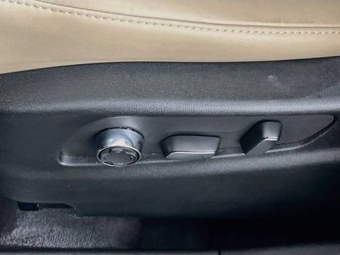 Used 2025 Cadillac XT4 Premium Luxury FWD image 17