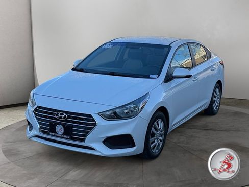 Used 2022 Hyundai Accent SE image 3