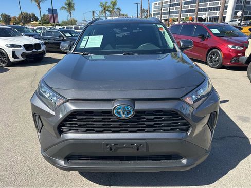Used 2019 Toyota RAV4 LE image 2