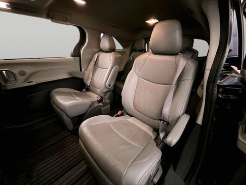 Used 2021 Toyota Sienna Limited FWD image 25